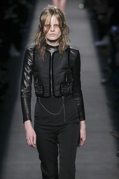 Modello indossando Alexander Wang — Foto Stock