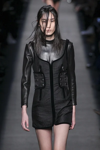 Modelu noszenie Alexander Wang — Zdjęcie stockowe