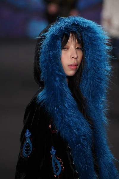 Anna Sui desfile de moda — Fotografia de Stock