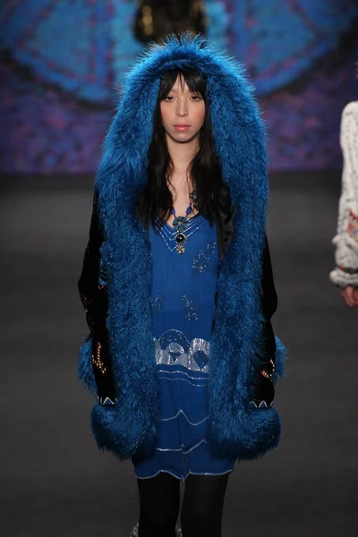 Anna sui modenschau — Stockfoto