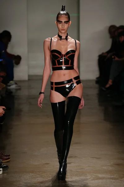 Chromat AW15: Desfile de moda Mindware — Fotografia de Stock