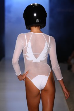 Minimale Animale Defile sırasında Mbfw yüzmek 2015