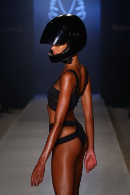 Minimale Animale Defile sırasında Mbfw yüzmek 2015