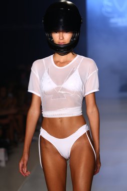 Minimale Animale Defile sırasında Mbfw yüzmek 2015