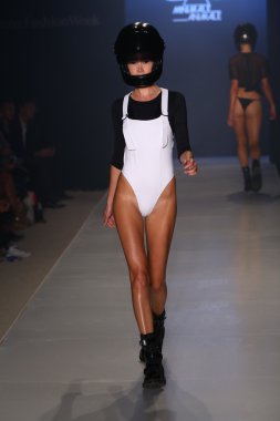 Minimale Animale Defile sırasında Mbfw yüzmek 2015