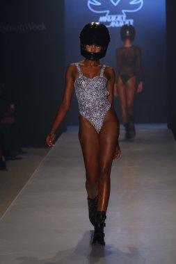 Minimale Animale Defile sırasında Mbfw yüzmek 2015