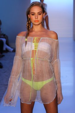 Belusso Mbfw Yüzme sırasında