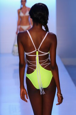 Belusso Mbfw Yüzme sırasında