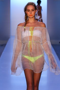 Belusso Mbfw Yüzme sırasında