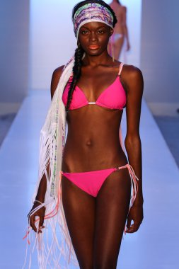 Belusso Mbfw Yüzme sırasında