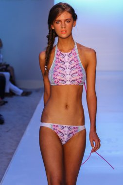 Belusso Mbfw Yüzme sırasında