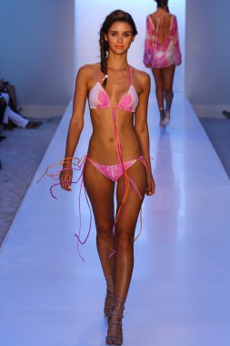 Belusso Mbfw Yüzme sırasında