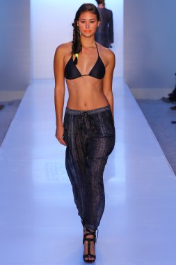 Belusso Mbfw Yüzme sırasında