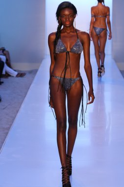 Belusso Mbfw Yüzme sırasında