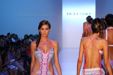 Belusso Mbfw Yüzme sırasında