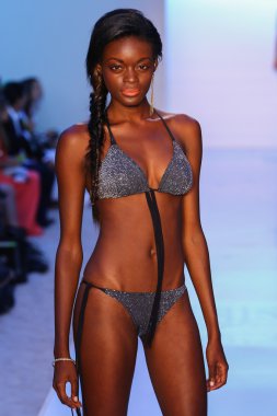 Belusso Mbfw Yüzme sırasında