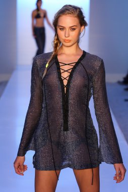 Belusso Mbfw Yüzme sırasında