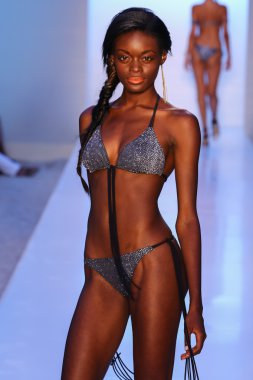 Belusso Mbfw Yüzme sırasında