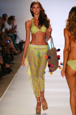 Caffe mayo Mbfw Yüzme sırasında