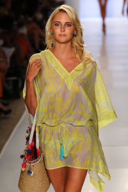 Caffe mayo Mbfw Yüzme sırasında