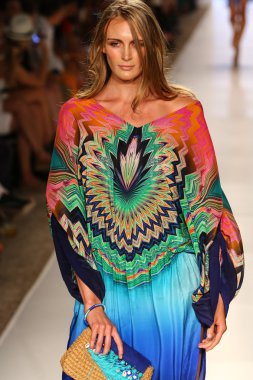 Caffe mayo Mbfw Yüzme sırasında