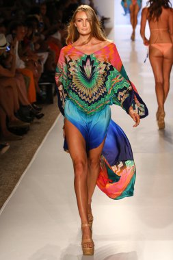 Caffe mayo Mbfw Yüzme sırasında