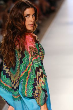 Caffe mayo Mbfw Yüzme sırasında