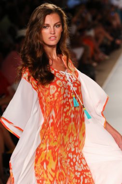 Caffe mayo Mbfw Yüzme sırasında