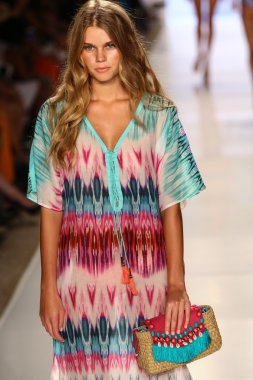 Caffe mayo Mbfw Yüzme sırasında