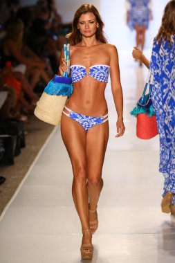 Caffe mayo Mbfw Yüzme sırasında