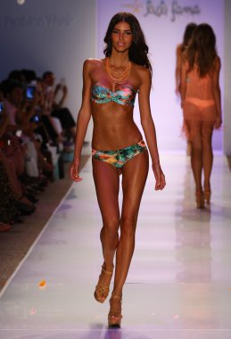 Luli Fama Mbfw Yüzme sırasında