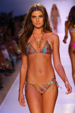 Luli Fama Mbfw Yüzme sırasında