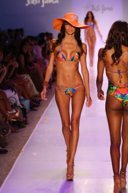 Luli Fama Mbfw Yüzme sırasında