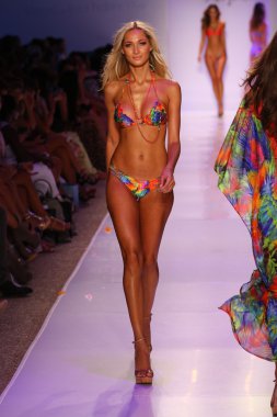 Luli Fama Mbfw Yüzme sırasında