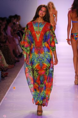 Luli Fama Mbfw Yüzme sırasında