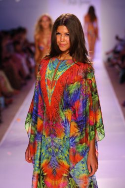 Luli Fama Mbfw Yüzme sırasında