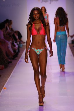 Luli Fama Mbfw Yüzme sırasında