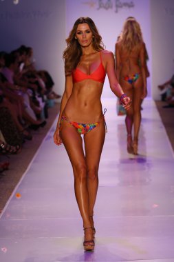 Luli Fama Mbfw Yüzme sırasında