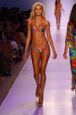 Luli Fama Mbfw Yüzme sırasında