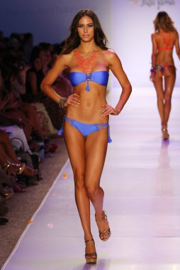 Luli Fama Mbfw Yüzme sırasında