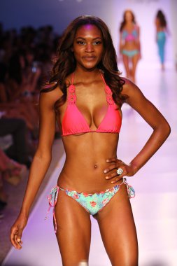 Luli Fama Mbfw Yüzme sırasında