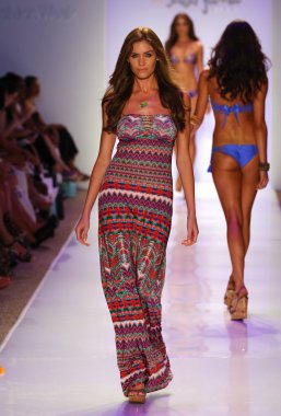 Luli Fama Mbfw Yüzme sırasında