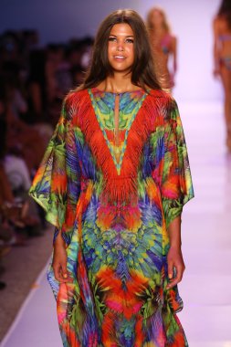 Luli Fama Mbfw Yüzme sırasında
