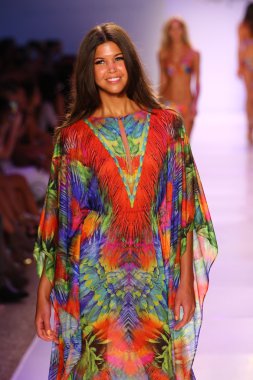 Luli Fama Mbfw Yüzme sırasında