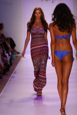 Luli Fama Mbfw Yüzme sırasında