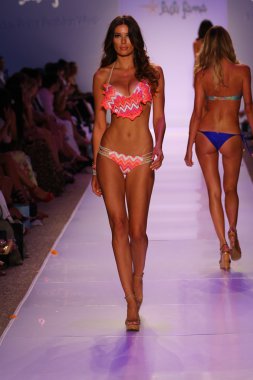 Luli Fama Mbfw Yüzme sırasında
