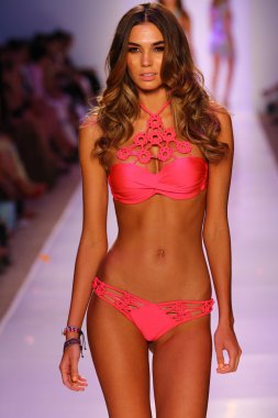 Luli Fama Mbfw Yüzme sırasında