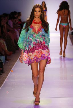 Luli Fama Mbfw Yüzme sırasında