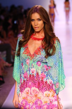 Luli Fama Mbfw Yüzme sırasında
