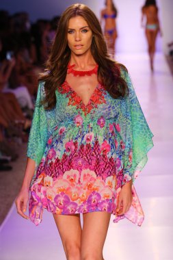 Luli Fama Mbfw Yüzme sırasında